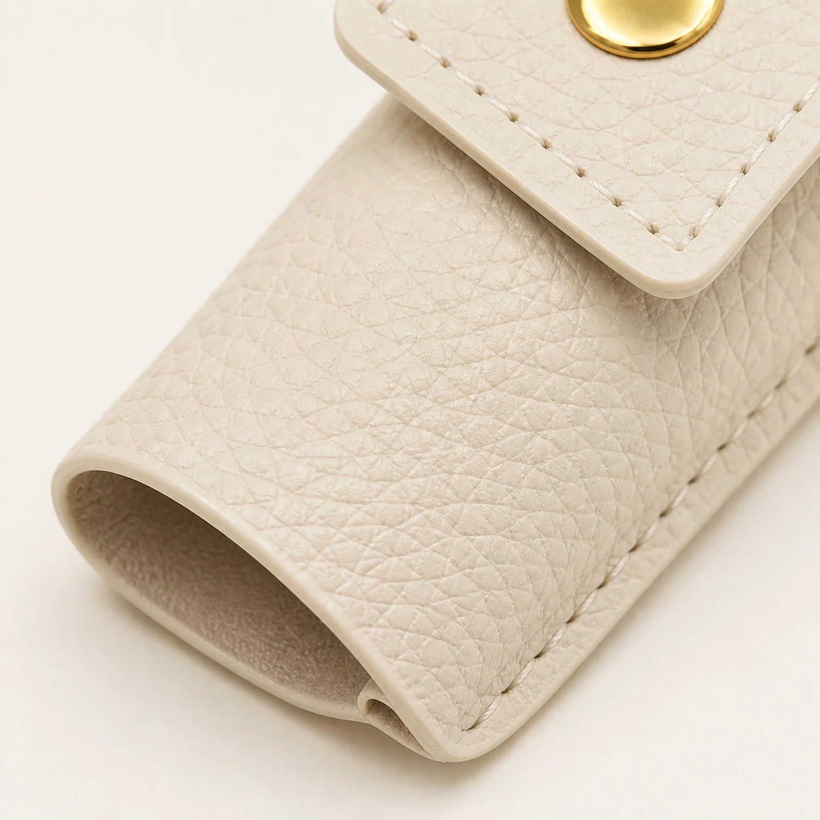 Close-up of the reference grain, stitching, folded opening and edge finish